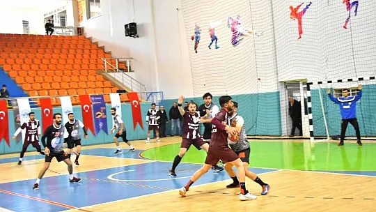 Hentboldaki Elazığ derbisinde gülen Gençlikspor oldu
