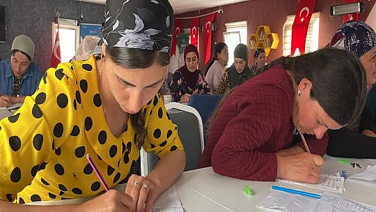 Ahıska Türkü kadınlar ana dillerini Türkiye'de öğrenme imkanı buldu