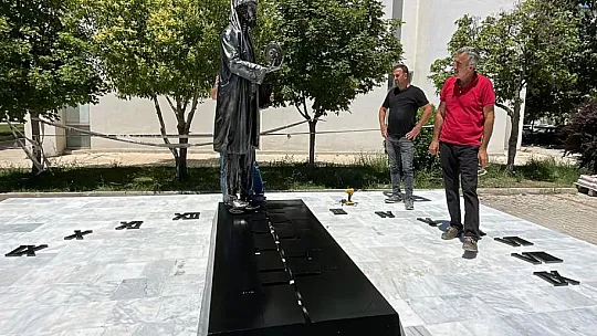 El Cezeri heykelli güneş saati üniversite kampüsünde zamanı gösteriyor