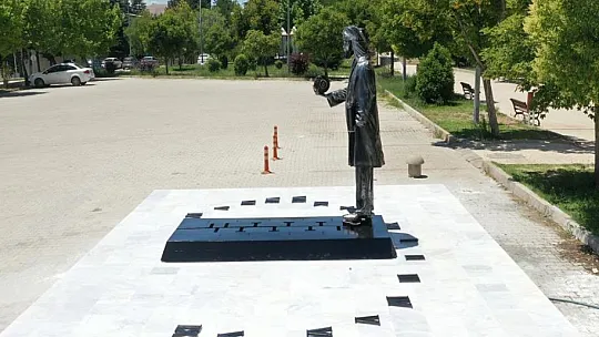 El Cezeri heykelli güneş saati üniversite kampüsünde zamanı gösteriyor