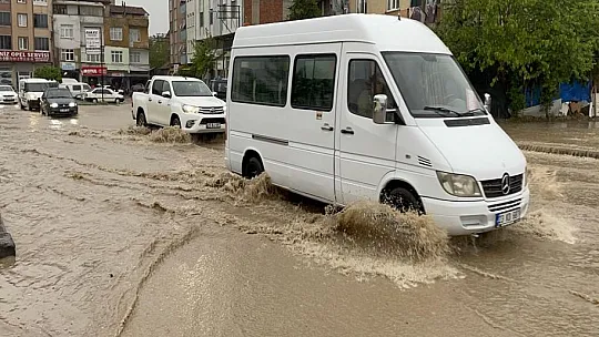 Elazığ'da sağanak hayatı olumsuz etkiledi
