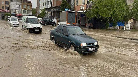 Elazığ'da sağanak hayatı olumsuz etkiledi