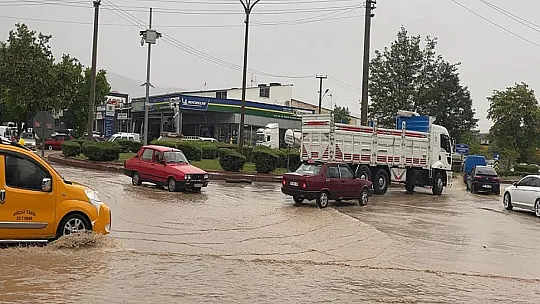 Elazığ'da sağanak hayatı olumsuz etkiledi