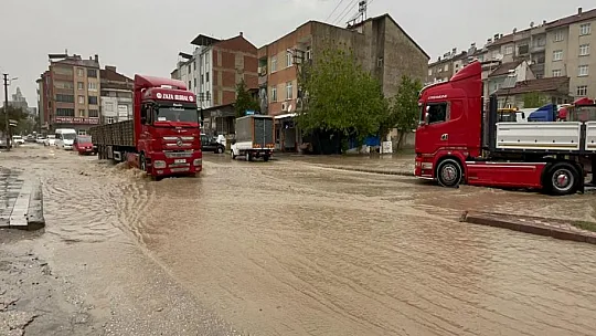 Elazığ'da sağanak hayatı olumsuz etkiledi