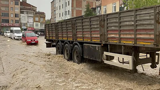 Elazığ'da sağanak hayatı olumsuz etkiledi