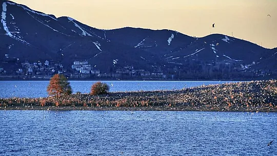 Elazığ'ın doğal güzelliği Hazar Gölü her yıl ziyaretçilerini ağırlıyor