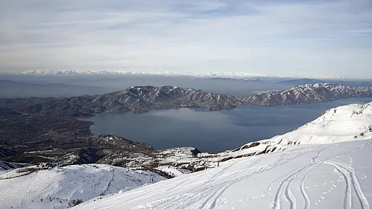 Elazığ'ın doğal güzelliği Hazar Gölü her yıl ziyaretçilerini ağırlıyor