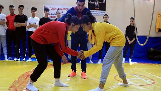 İşitme engelli milli sporcu geleceğin sporcularını yetiştiriyor