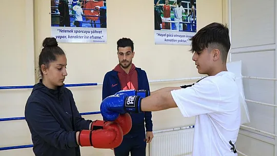 İşitme engelli milli sporcu geleceğin sporcularını yetiştiriyor