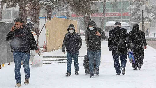 Elazığlılar güne beyaz örtü ile uyandı