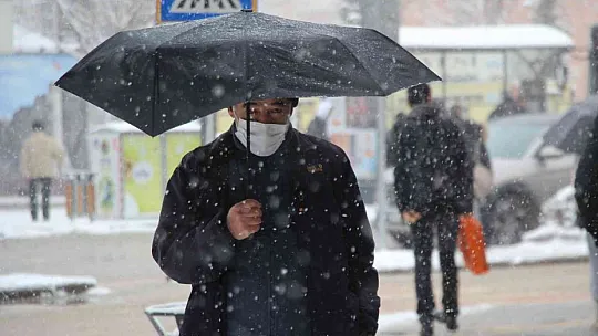 Elazığlılar güne beyaz örtü ile uyandı