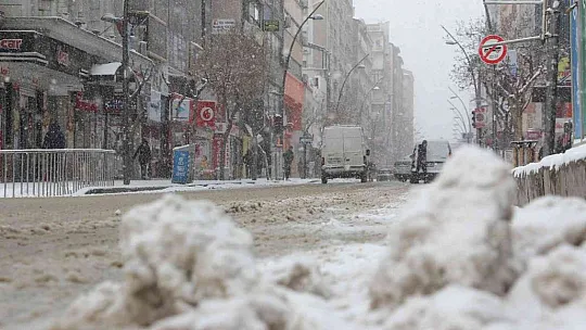 Elazığlılar güne beyaz örtü ile uyandı