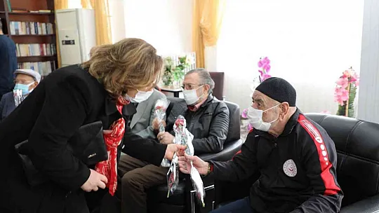 Elazığ Valisi Toraman yaşlılarla bir araya geldi