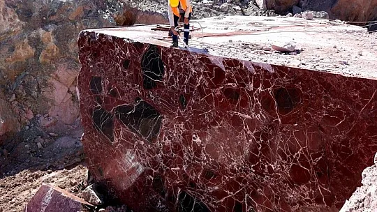 Elazığ vişne mermeri üreticisine ABD'den 5 bin mezar taşı siparişi