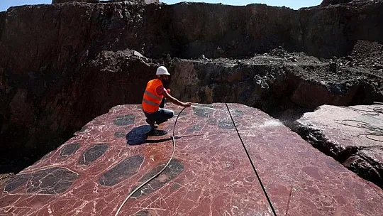 Elazığ vişne mermeri üreticisine ABD'den 5 bin mezar taşı siparişi