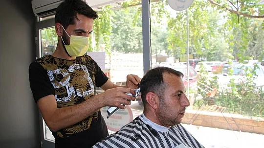 Elazığlı berberden aşı tarifesi