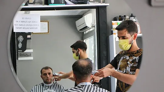 Elazığlı berberden aşı tarifesi