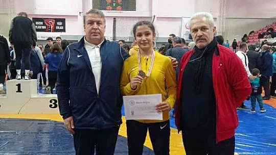 Elazığlı güreşçi Demirbağ'dan Türkiye ikinciliği