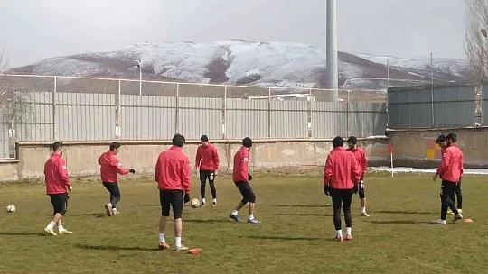 Elazığspor Nevşehir Belediyespor'a bileniyor