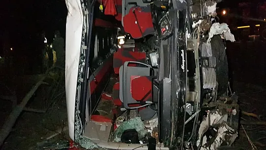 Erzincan'da yolcu otobüsü şarampole devrildi
