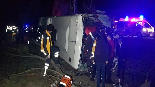 Erzincan'da yolcu otobüsü şarampole devrildi