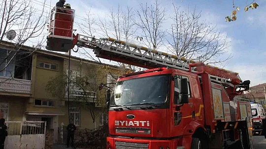 Eski sevgilisinin evini benzin döküp ateşe verdi
