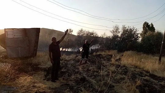 Evinin etrafındaki kuru otları yakmak istedi, ahırı kül oldu