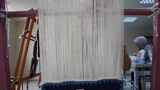 Geleneksel kilim ve cicim dokuma sanatı, kadınların ellerinde yaşatılıyor