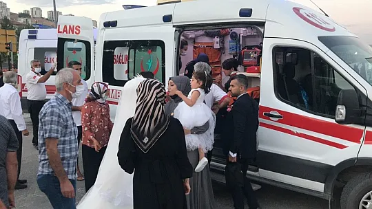 Gelin aracından inen gelin, koşarak ambulansa gitti