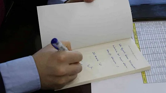 Gündüz kaymakam, gece yazar