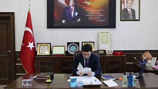 Gündüz kaymakam, gece yazar