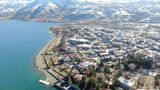 Gündüz kaymakam, gece yazar