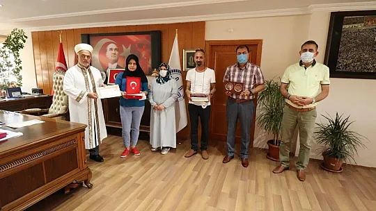 Gürcistan uyruklu Nino Miladze Müslümanlığı seçti