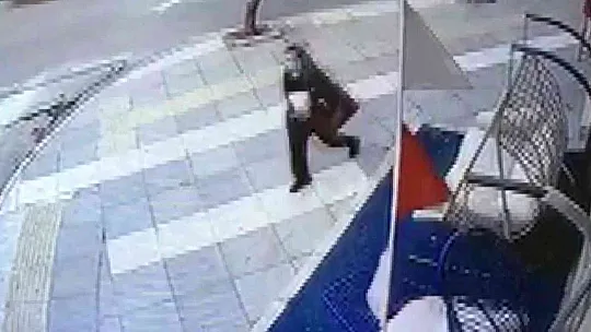 Güvenlik kamerasını gördüğü halde hırsızlıktan vazgeçmedi
