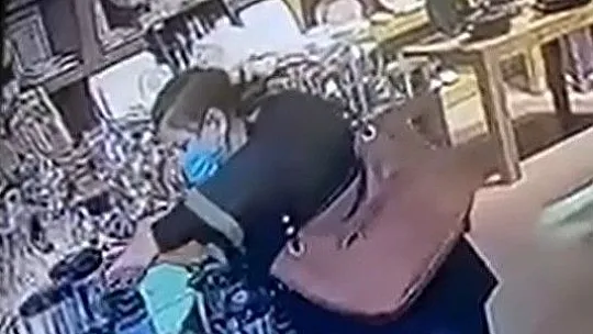 Güvenlik kamerasını gördüğü halde hırsızlıktan vazgeçmedi