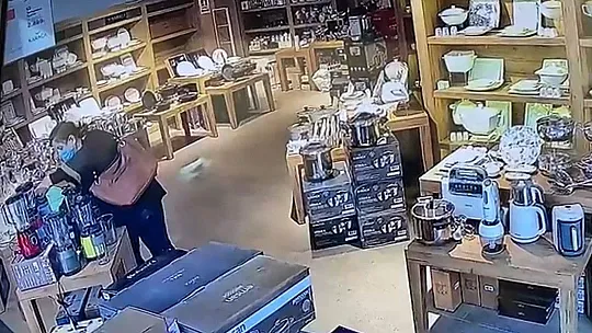 Güvenlik kamerasını gördüğü halde hırsızlıktan vazgeçmedi