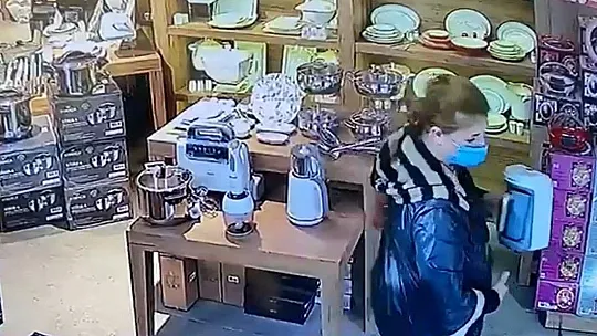 Güvenlik kamerasını gördüğü halde hırsızlıktan vazgeçmedi