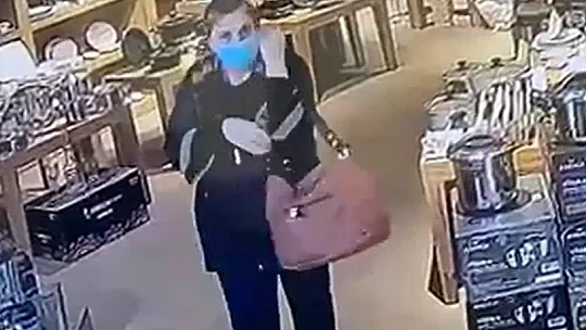 Güvenlik kamerasını gördüğü halde hırsızlıktan vazgeçmedi