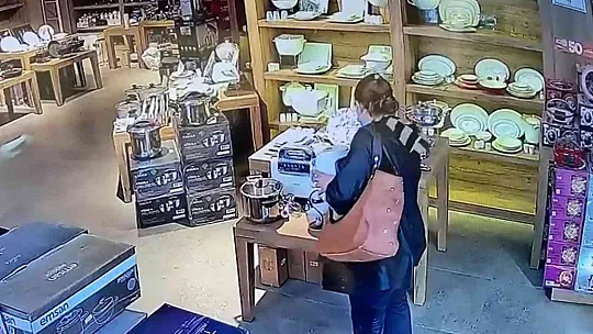 Güvenlik kamerasını gördüğü halde hırsızlıktan vazgeçmedi