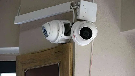 Güvenlik kamerasını gördüğü halde hırsızlıktan vazgeçmedi