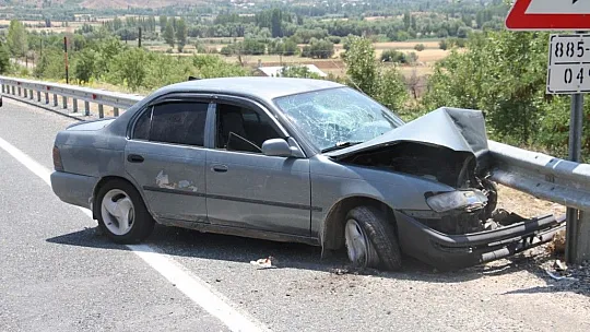 Savrulan otomobil bariyerlere saplanarak durabildi