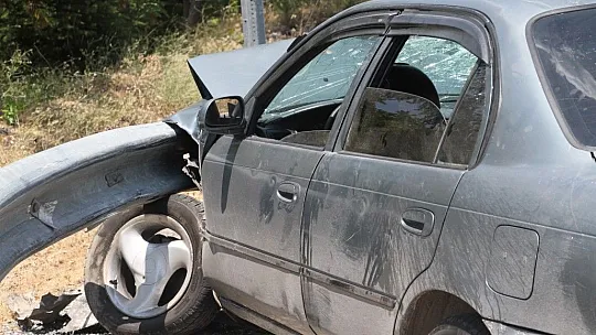 Savrulan otomobil bariyerlere saplanarak durabildi