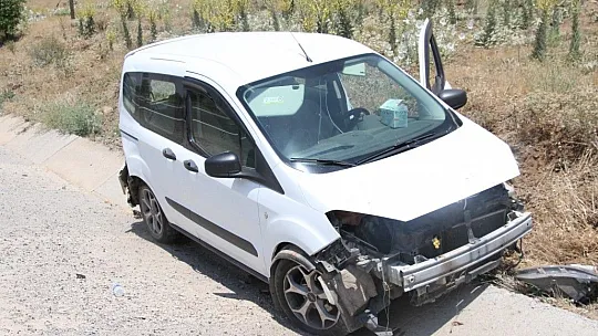 Savrulan otomobil bariyerlere saplanarak durabildi