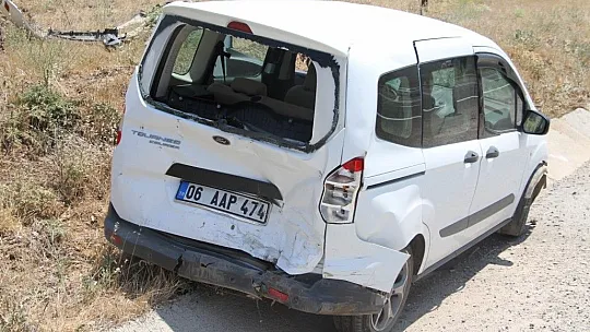 Savrulan otomobil bariyerlere saplanarak durabildi