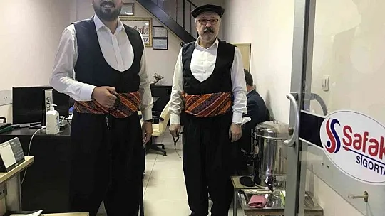 Haftanın bir günü yöresel kıyafetlerle müşterilerin karşısına çıkıyorlar