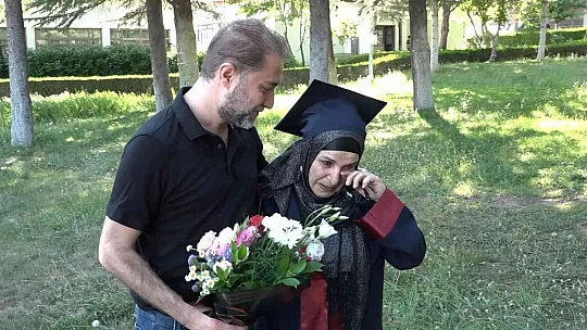 Hayali olan inşaat mühendisliğini 58 yaşında kazandı, 63 yaşında kep attı