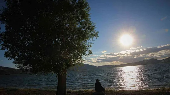 Hazar Gölü'nde günbatımı kartpostallık görüntüler oluşturdu