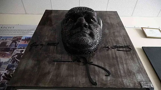 Bu Atatürk portresi tam 2 bin endüstriyel atıktan yapıldı