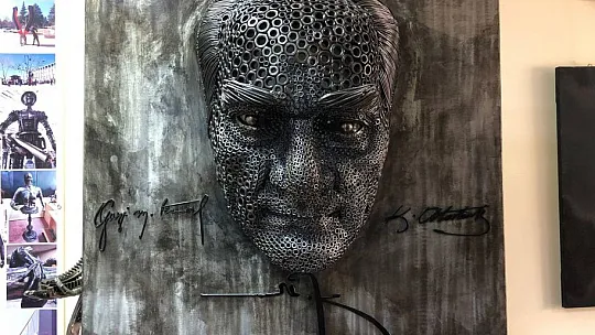 Bu Atatürk portresi tam 2 bin endüstriyel atıktan yapıldı