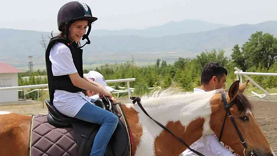 Elazığ Hipodromunun minik misafirleri doyasıya eğlendi